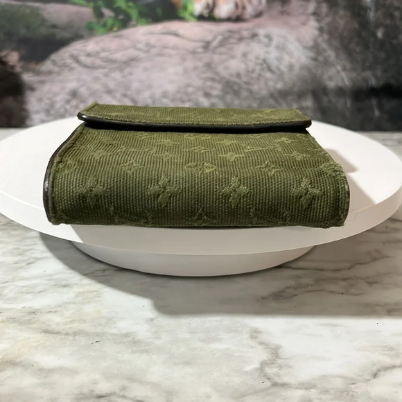 Louis Vuitton Green Canvas Trifold Wallet in GUC - Picture 5 of 15